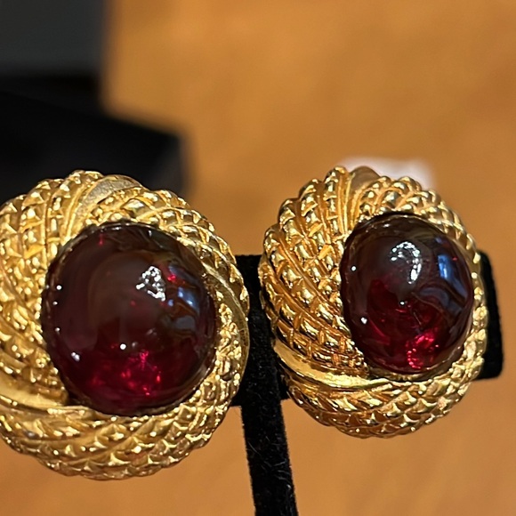 Vintage authentic Chanel red Gripoix glass cabochon gold plated clip on earrings - Picture 5 of 15